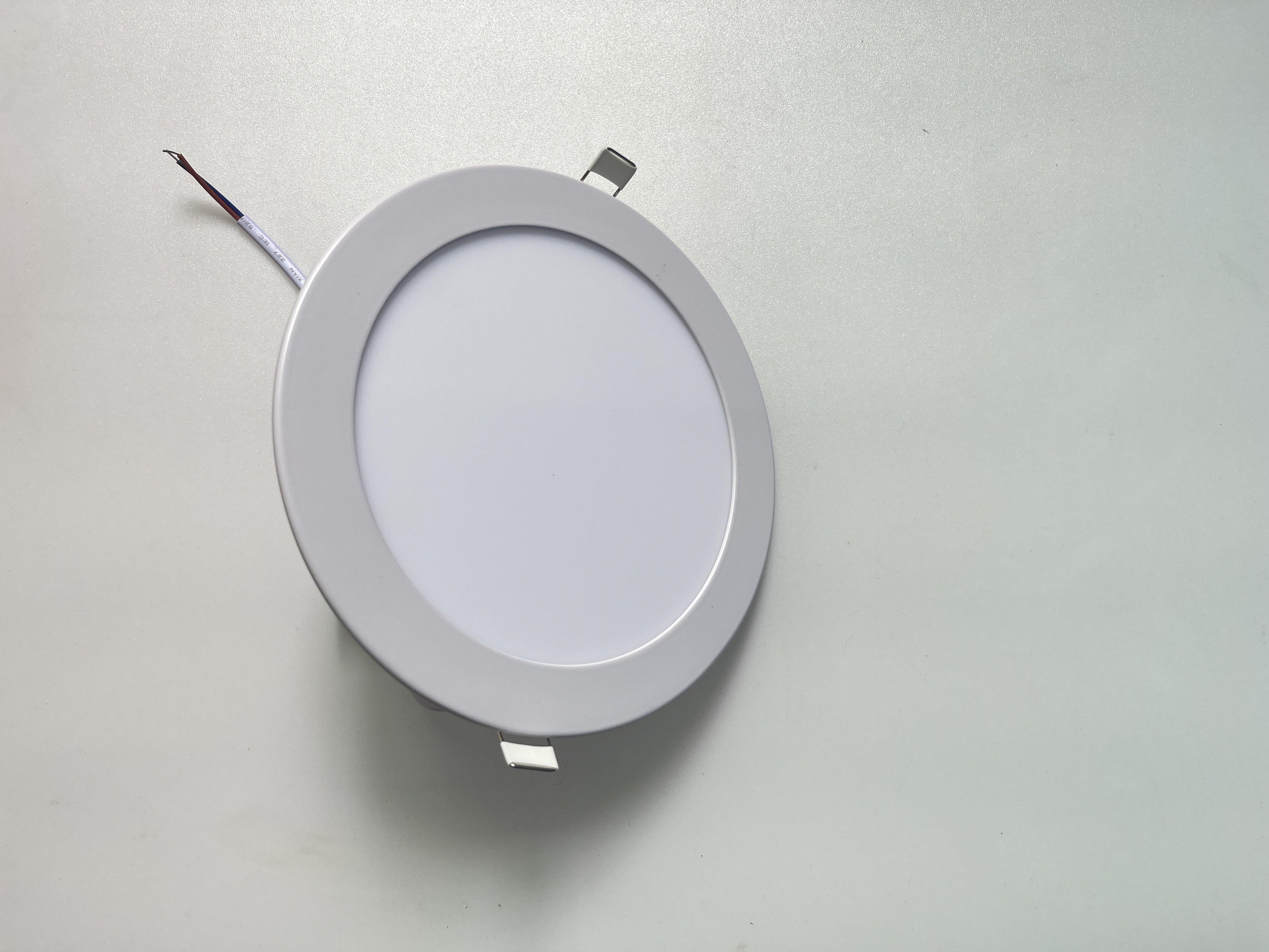 Стеклянный потолочный светодиодный панельный свет с 6500K, 3W-25W, уникальный дизайн схемы, гладкий и мягкий свет