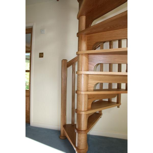 Комната винтовой лестницы твердой тимберса проступи дуба внутренняя легкая устанавливает