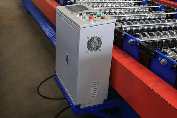Rolo corrugado eficiência elevada do telhado que forma a máquina com cortador de Cr12Mov