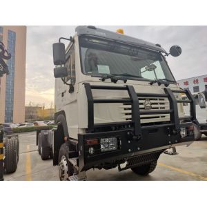 SINOTRUK 430 caballos de fuerza 6 × 4 tractor con un parachoques militar