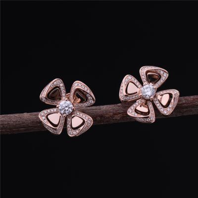 Brincos altos de Fiorever da joia do ouro real em 18 kt Rose Gold Earrings ajustada com os dois diamantes centrais e os diamantes do pavé