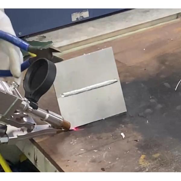 Máquina de soldadura con láser de un solo motor de 2000W de fibra portátil con doble vía de alimentación de alambre al mismo tiempo