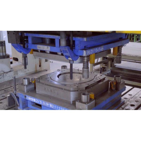 Aplicación de planchas metálicas de estampado progresivo a presión