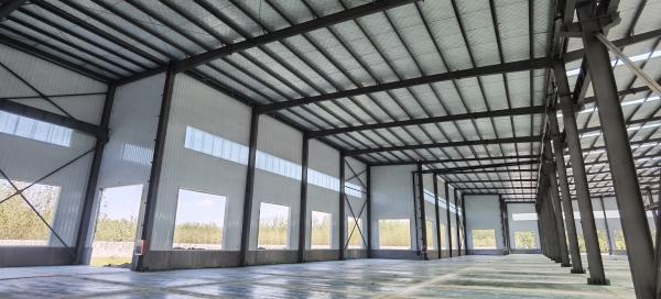 Entrepôt préfabriqué en structure d'acier avec design industriel