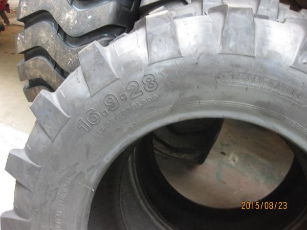 China cheap price loader backhoe tire 16.9-24 16.9-28 17.5L-24 19.5L-24 industrial tractor tyres with R4 pattern