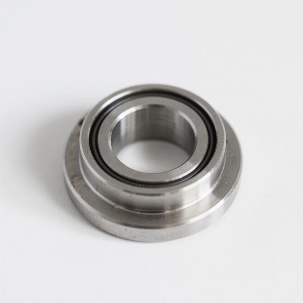 D'une précision supérieure ou égale à 0,8 mm