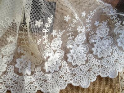 Tela de nylon 6,29 do laço da malha do algodão branco da flor do bordado largura para o vestuário