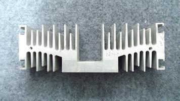 O metal que gerencie o dissipador de calor de alumínio fazendo à máquina do CNC perfila a elevada precisão