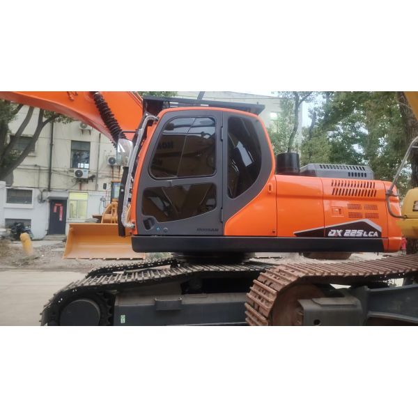 High Cost-Effective Used Doosan DX225LC Excavator 22000 kg for Earthwork and Stone Engineering