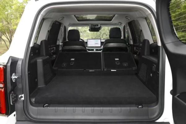 R19 Tire Size Tank 500 Large SUV Second hand 0km Car with Automatic Air Conditioner