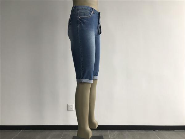 Medium Wash Pull On Denim Jeans , Womens Bermuda Jeans With Soft Gold Trims TW81108