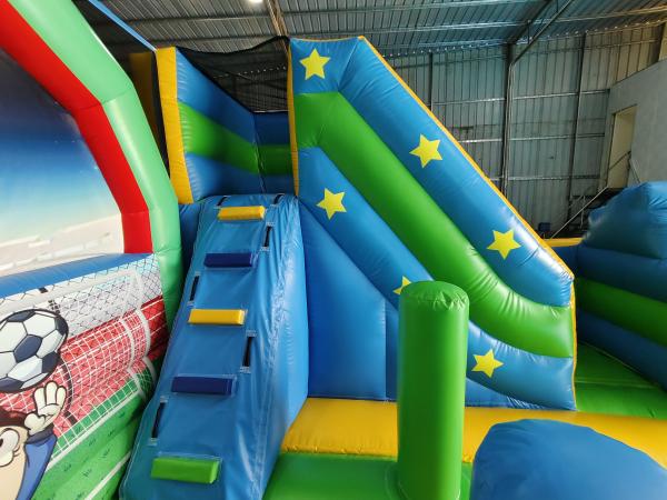 Jogos infláveis de PVC para crianças com campo de jogos de futebol