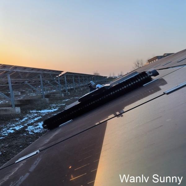 OEM サポート 太陽光パネル クリーナー ロボット 水スプレーノズルと物理清掃