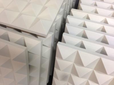 Les panneaux universels de mousse de pyramide retentissent le poids léger pratique de amortissement