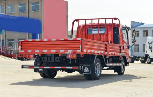 Camion léger SINOTRUK HOWO Titan H 140 chevaux, rangée de 3,85 mètres, demi-rail (8 vitesses)