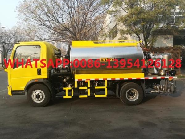 HOWO Light Asphalt Sprayer Truck 4x2 6 Wheeler With Yunnei Engine 115hp