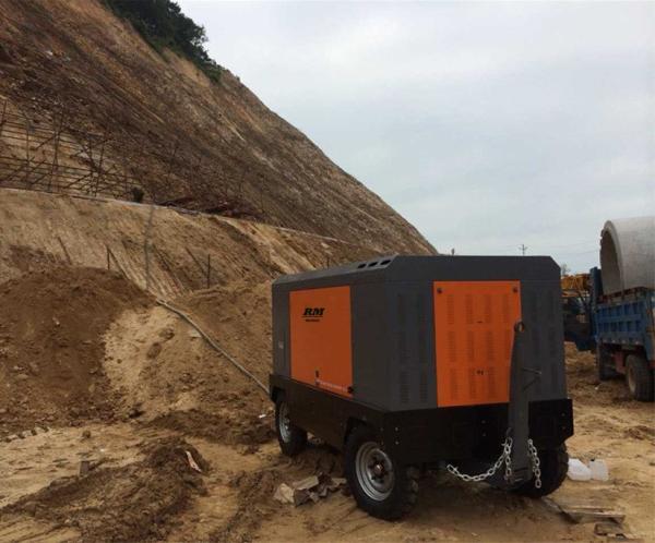 Portable Diesel Screw Air Compressor Applied to Mines/Construction works /Manufacturing Plant