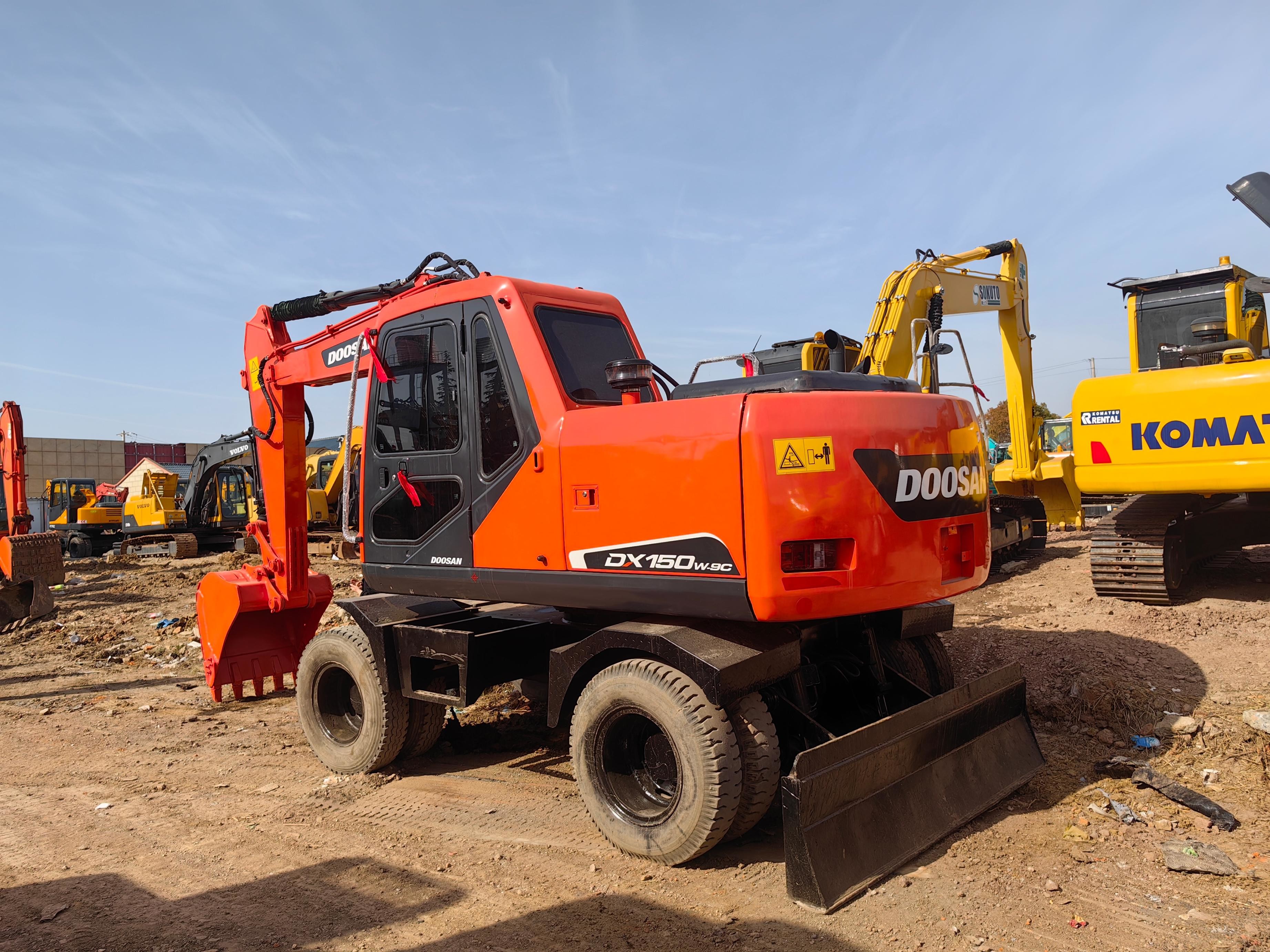 Корейский оригинальный использованный экскаватор на колесах Doosan DX150w-7 с вместимостью в 0,75 м3