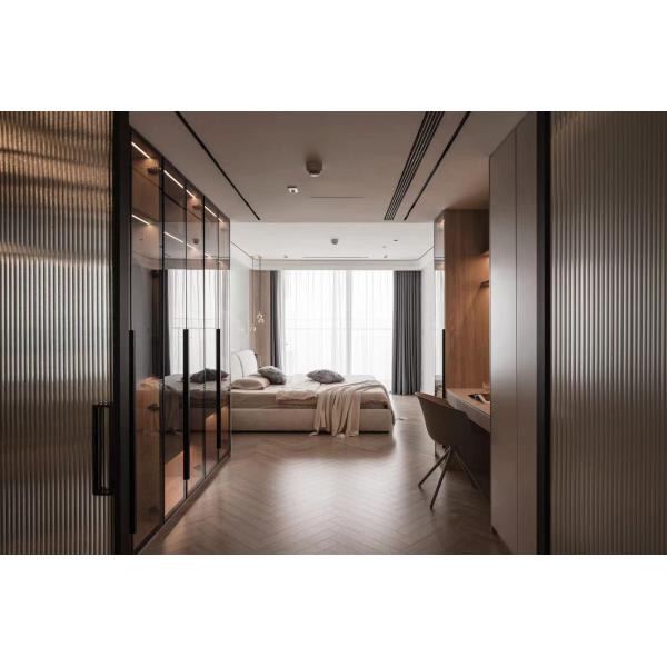 O armário luxuoso do molho do quarto dos armários da sala de hotel do vestuário integrou