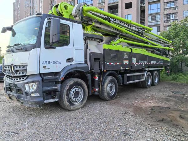 Second-hand Cement Pump Truck Zoomlion 62 Meter with Benz Chassis for Large Construction Site 4 Axle in Green and Grey