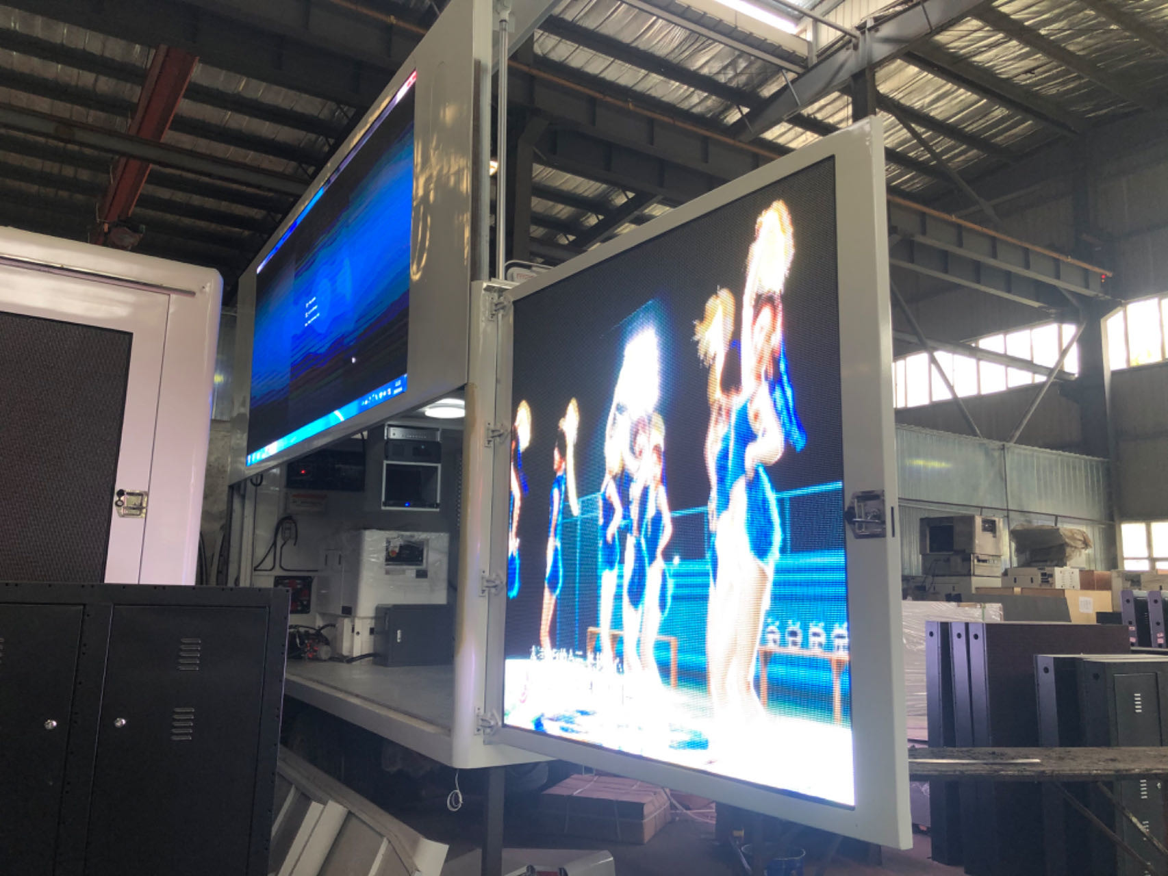 Подгонял 3 коробку дисплея СИД высокой яркости сторон P6 установленную на тележке