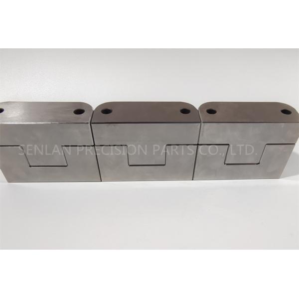 Piezas de torneado que trabajan a máquina del CNC alrededor del dispositivo de seguridad que centra la situación/que desliza el dispositivo de seguridad