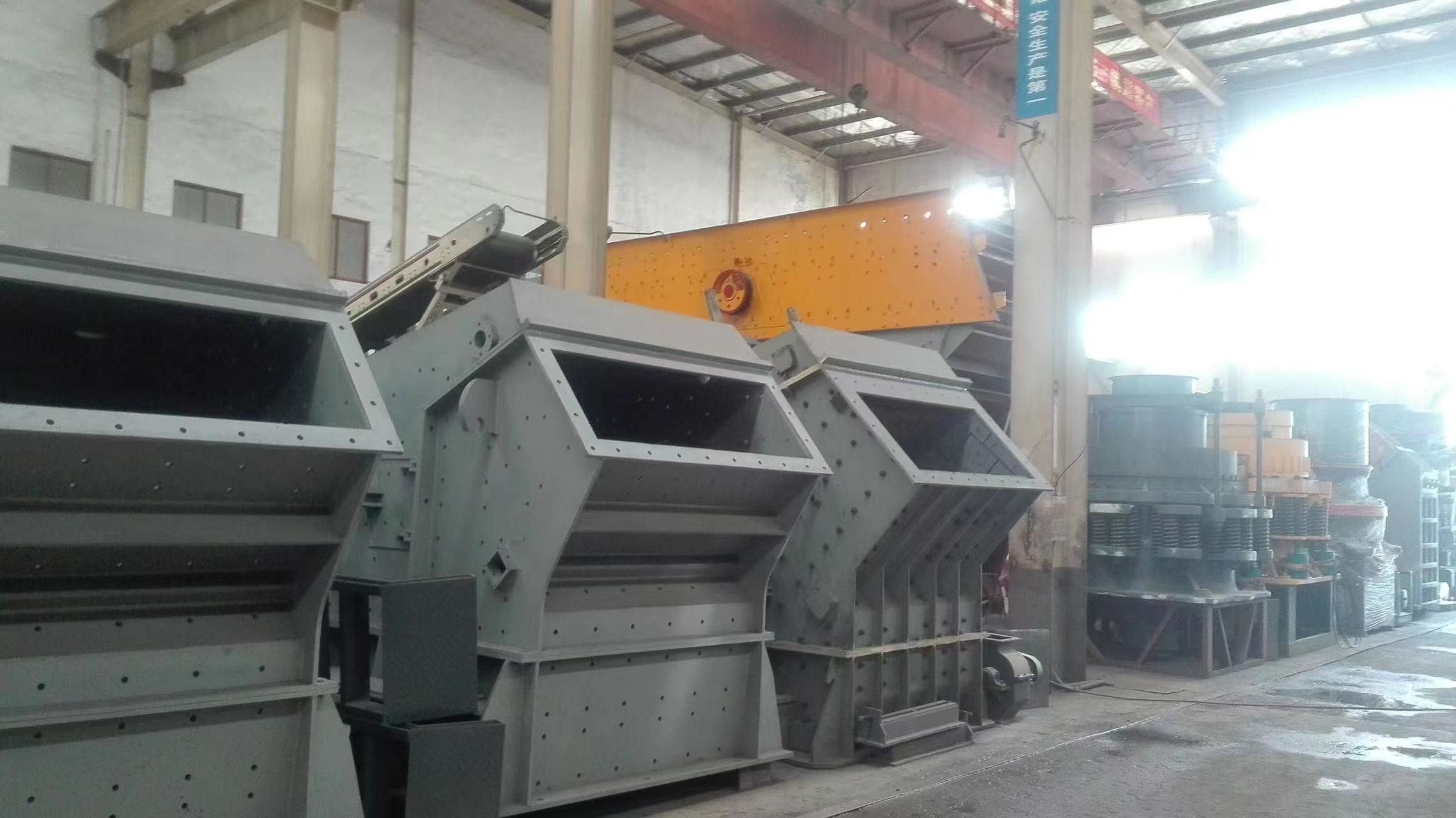 Under Technical Guidance Installation 50-300 T/H Limestone Granite Impact Crusher