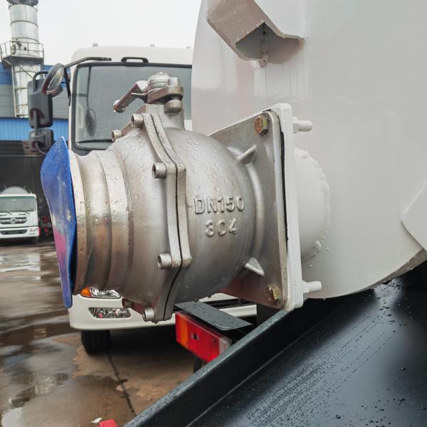 Cisterna de aspiración de aguas residuales de Dongfeng Limpiador de vacío Cisterna de aspiración Camión de limpieza