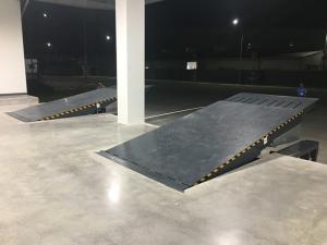 引き込み式の唇1000mmの8T望遠鏡のドック レベラー。