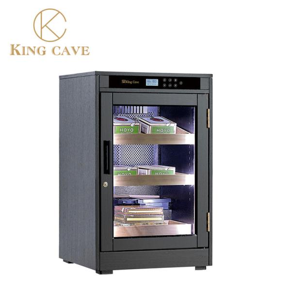 Estantes de madera de cedro, porta única de vidrio, refrigerador de cigarros, gabinete con control de humedad.