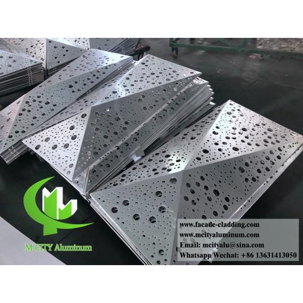 Металлические фасады с перфорированными круглыми отверстиями