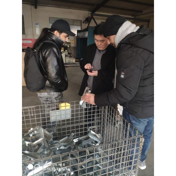 Черная промышленная железная труба Настенная одежда Рельсовый пальто Полотенце Хранилище Винтажная стойка Ткань вешалка Поставка