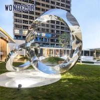 Grande sculpture en acier inoxydable en forme d'anneau tordu en forme de parc extérieur