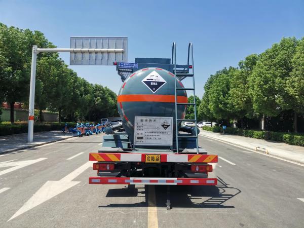 Transportation Cargo Truck 4x2 Dongfeng Tianjin Corrosive Tank Truck Manual Transmission