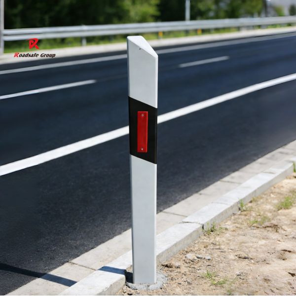 Flexible PVC Delineator Post with 3M Reflective Film Designed to Withstand Impact and Provide High Visibility for Roadside Traffic Safety