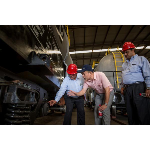 High Reliability Railway Tank Wagons , Train Tank Car 80km/h Maximum Operating Speed