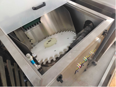 Claw-Type Plastic Bottle Unscrambler Machine with 6000 Bottles Per Hour, Easy to Operate, and SS304 Frame Material