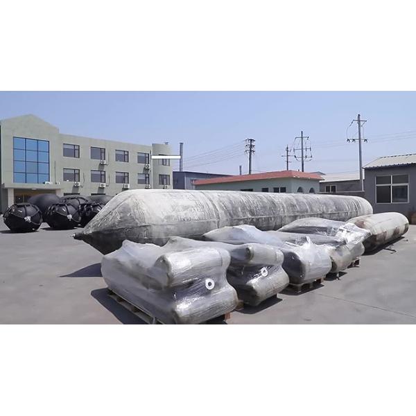 Резиновые пневматические подушки, черные цилиндрические подушки для запуска лодок.