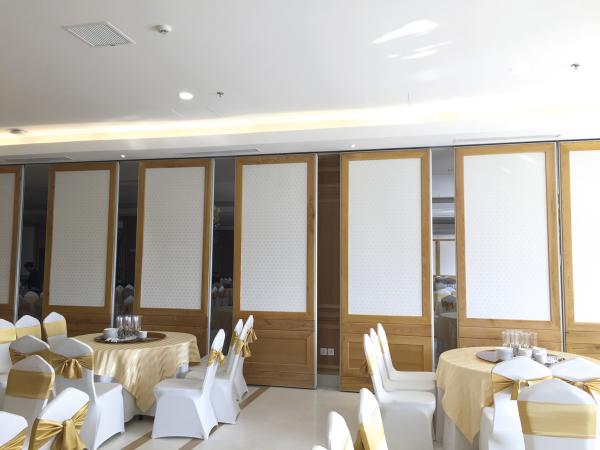 Partitions mobiles insonorisées personnalisables conçues pour les environnements éducatifs