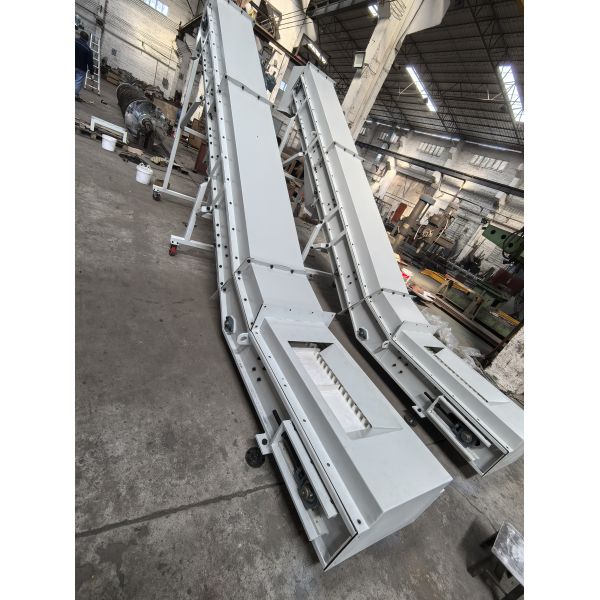Large Inclination Belt Conveyor With 400mm Width 5m Length For 0.5T/H Conveying Capacity