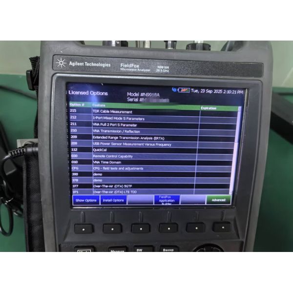 Keysight N9918A FieldFox Handheld Microwave Combination Analyzer with 26.5 GHz Frequency and Portable Rackmount Design