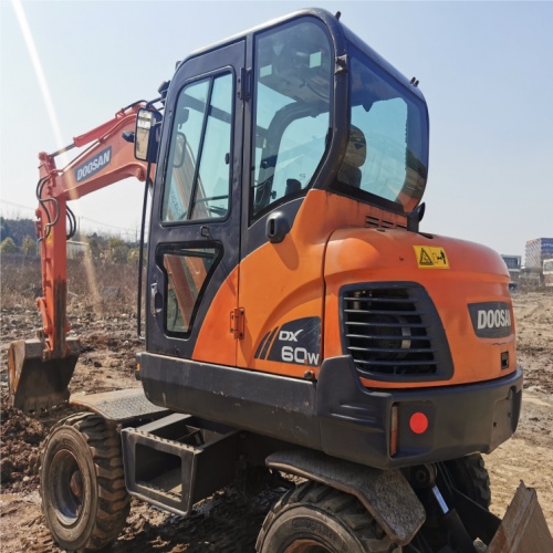 Excavadora de ruedas Doosan DX60W con motor YANMAR y capacidad de cubo de 0,21m3