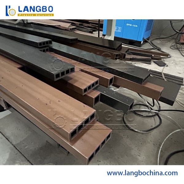 WPC Decking Extrusion Line with Vacuum Calibration Embossing System and Conical Twin Screw Design