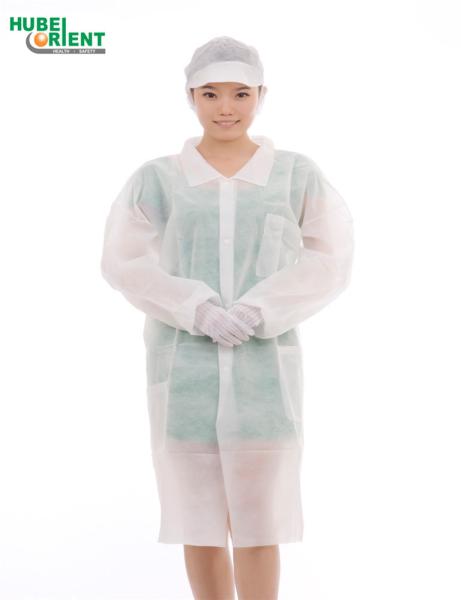 Revestimento médico descartável feito malha 55G/M2 das luvas longas do punho com colar da camisa