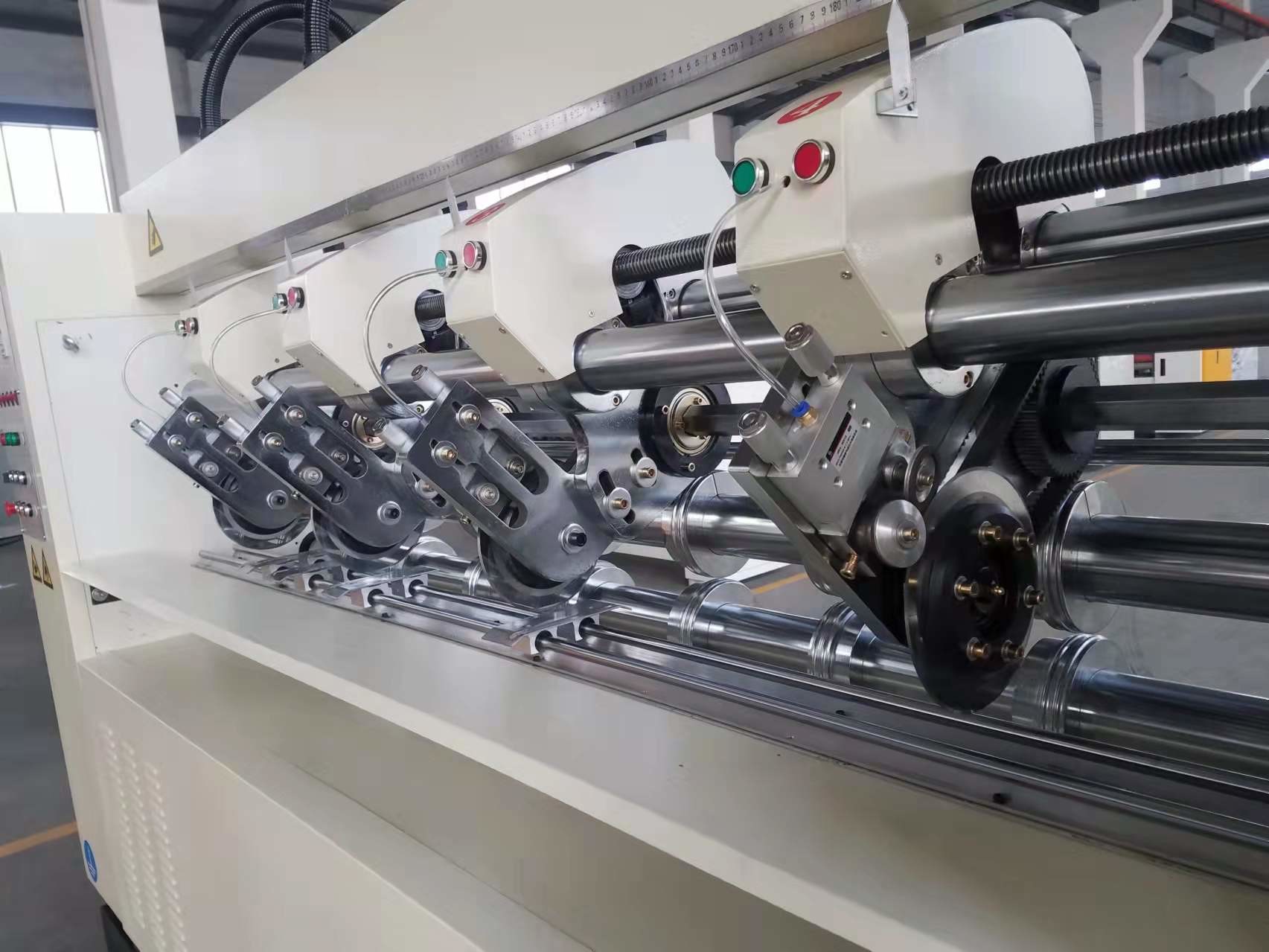 Машина лезвия модельного бомбардира Slitter 1800 тонкая для производственной линии