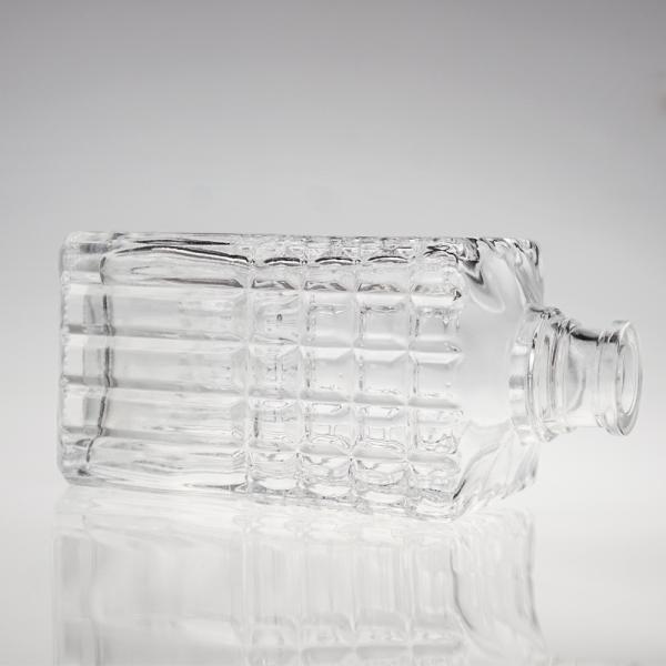 OEM/ODM Acceptable Square 500ml Eco-Friendly Glass Bottle for Whiskey and Beauty