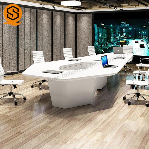 A tabela branca de superfície contínua da sala de conferências com imperceptível junta-se