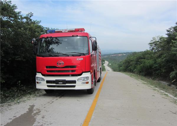 Os assentos médios do dever seis molham o carro de bombeiros do petroleiro com os dois monitores do fogo no telhado