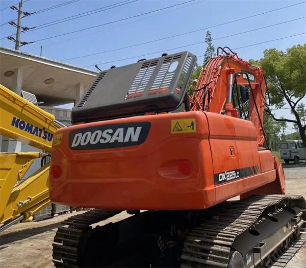 Venda em bom estado, de segunda mão, escavadeira hidráulica Doosan DX225LC.