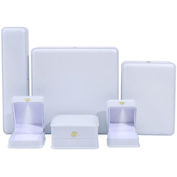 Logo personnalisé Coffret à bijoux de luxe Le plus récent Rectangle Blanc Piano Peinture LED Ring Coffret à bijoux